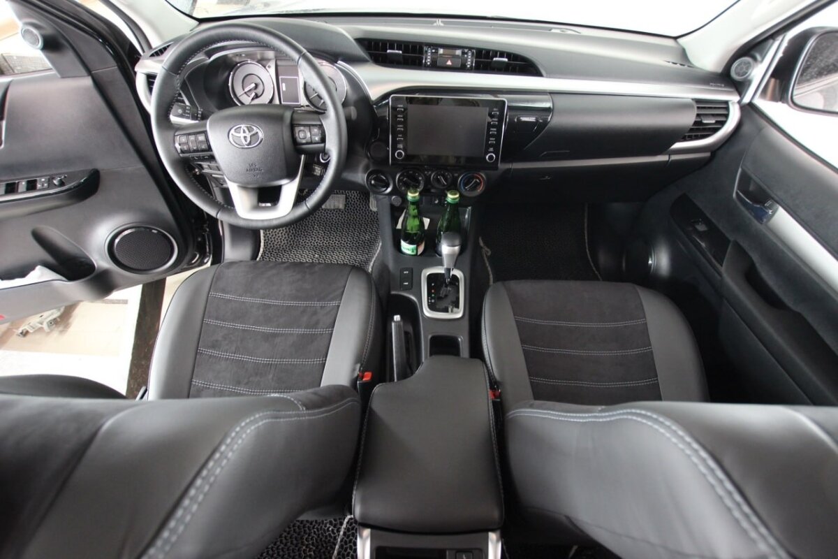 Авточохли для Toyota Hilux VIII 2015-2020