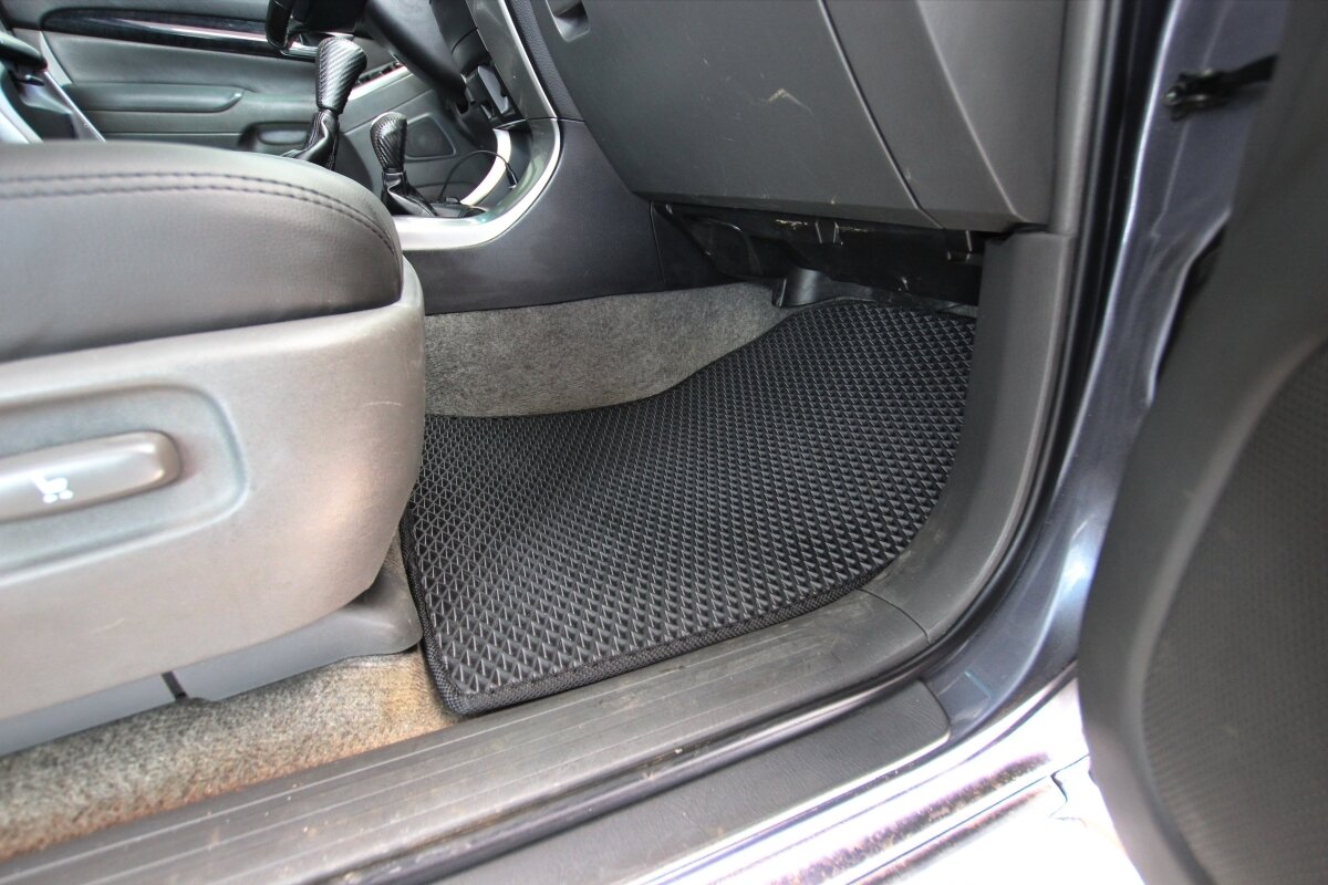 Чохли та EVA коврики для Toyota Land Cruiser Prado 120