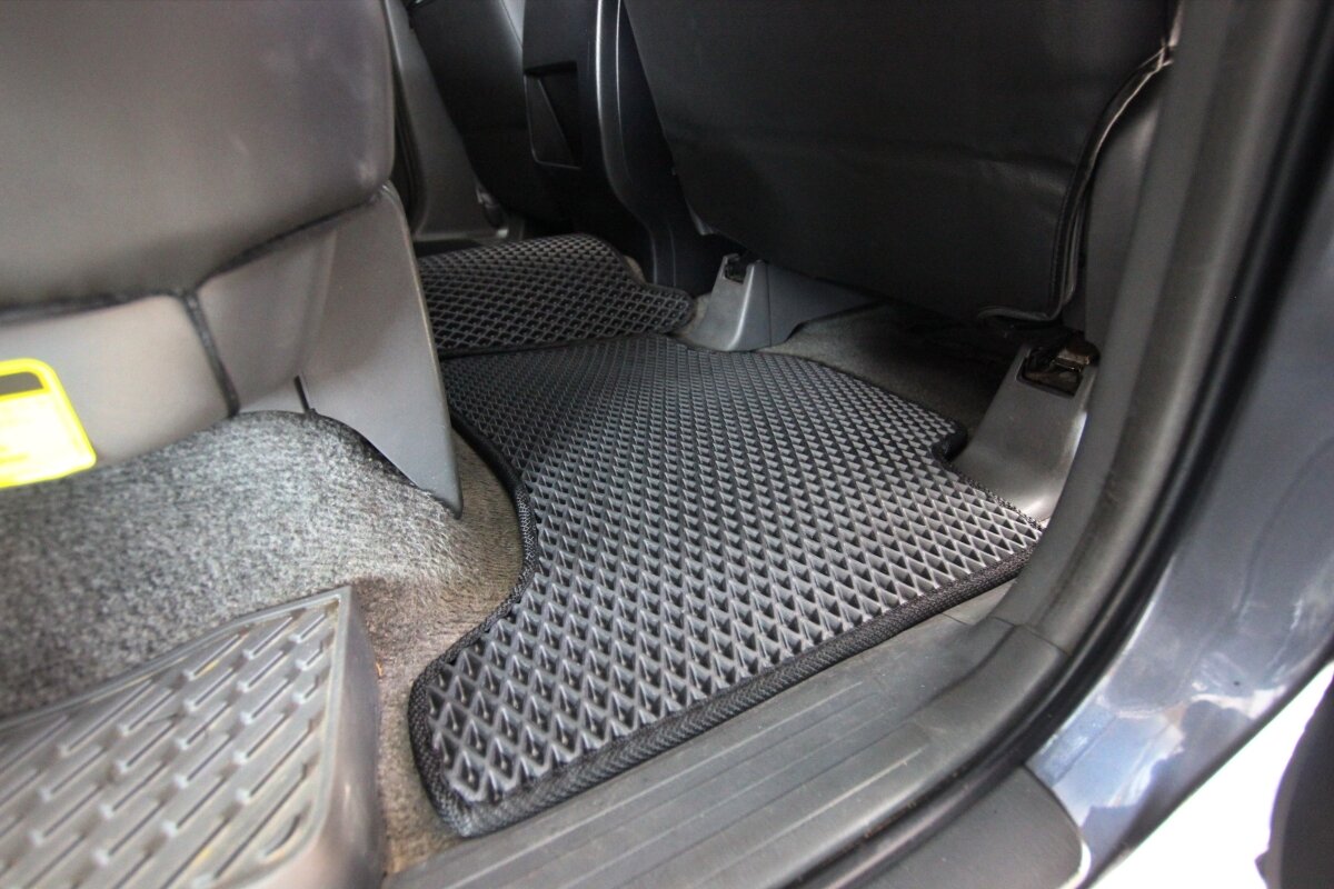 Чохли та EVA коврики для Toyota Land Cruiser Prado 120