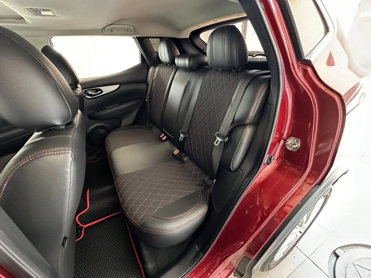 Салон Nissan Rogue Sport з чорними комбінованими чохлами VIP Elite (екошкіра та автотканина) з червоною строчкою ромб та вишивкою логотипа