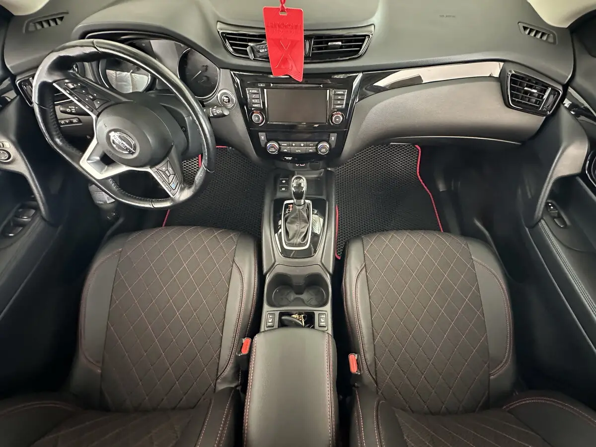 Салон Nissan Rogue Sport з чорними комбінованими чохлами VIP Elite (екошкіра та автотканина) з червоною строчкою ромб та вишивкою логотипа