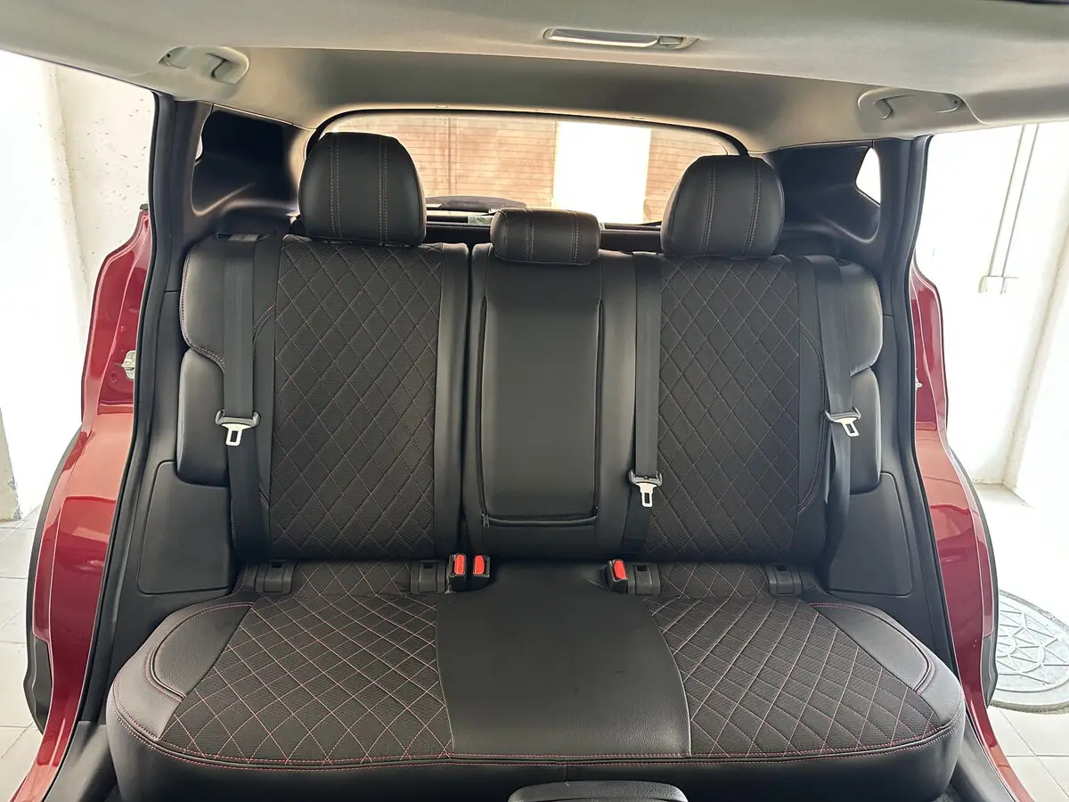 Салон Nissan Rogue Sport з чорними комбінованими чохлами VIP Elite (екошкіра та автотканина) з червоною строчкою ромб та вишивкою логотипа