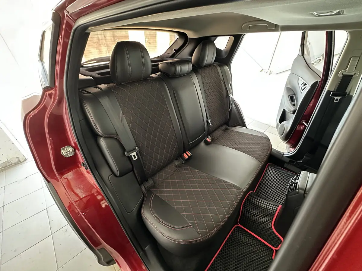 Салон Nissan Rogue Sport з чорними комбінованими чохлами VIP Elite (екошкіра та автотканина) з червоною строчкою ромб та вишивкою логотипа