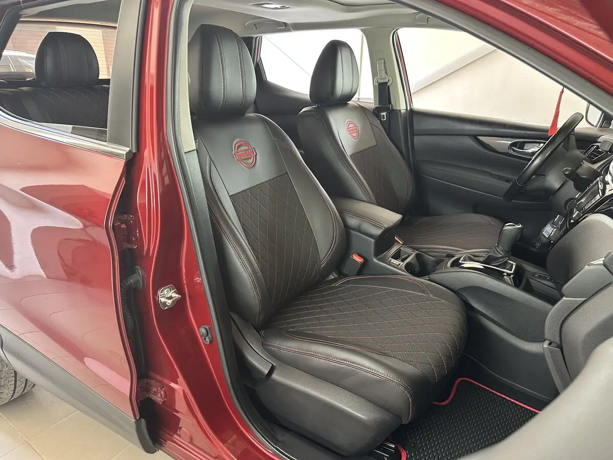 Салон Nissan Rogue Sport з чорними комбінованими чохлами VIP Elite (екошкіра та автотканина) з червоною строчкою ромб та вишивкою логотипа