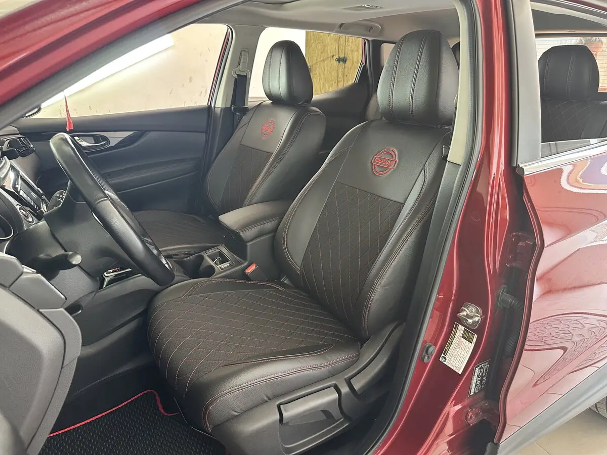 Салон Nissan Rogue Sport з чорними комбінованими чохлами VIP Elite (екошкіра та автотканина) з червоною строчкою ромб та вишивкою логотипа