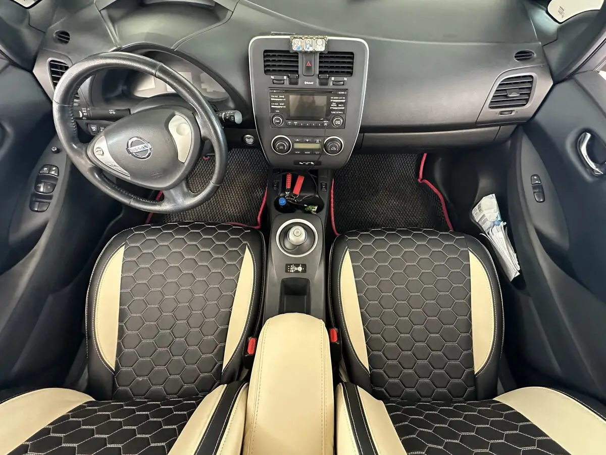 Салон електромобіля Nissan Leaf I (ZE0) з встановленими бежево-чорними чохлами VIP Elite з екошкіри (візерунок сота).
