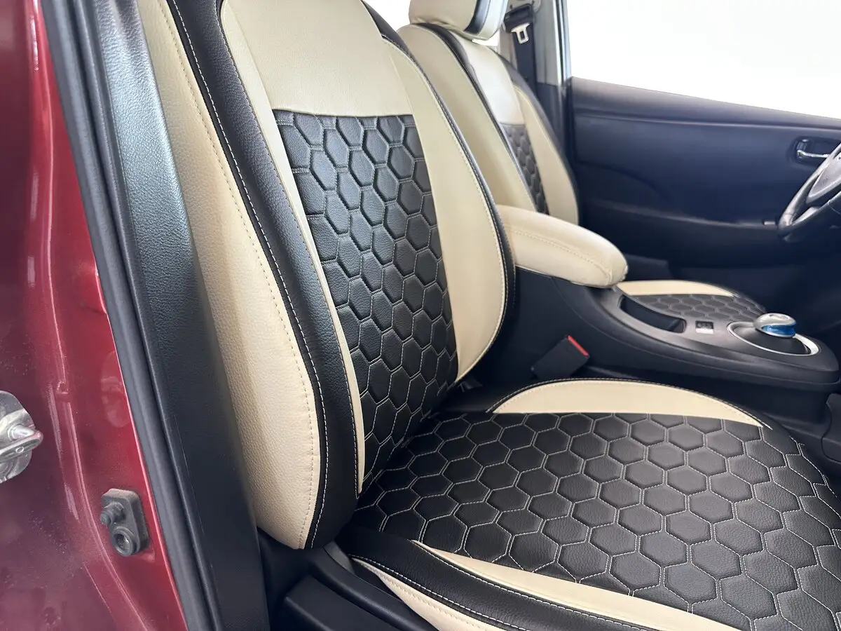 Салон електромобіля Nissan Leaf I (ZE0) з встановленими бежево-чорними чохлами VIP Elite з екошкіри (візерунок сота).