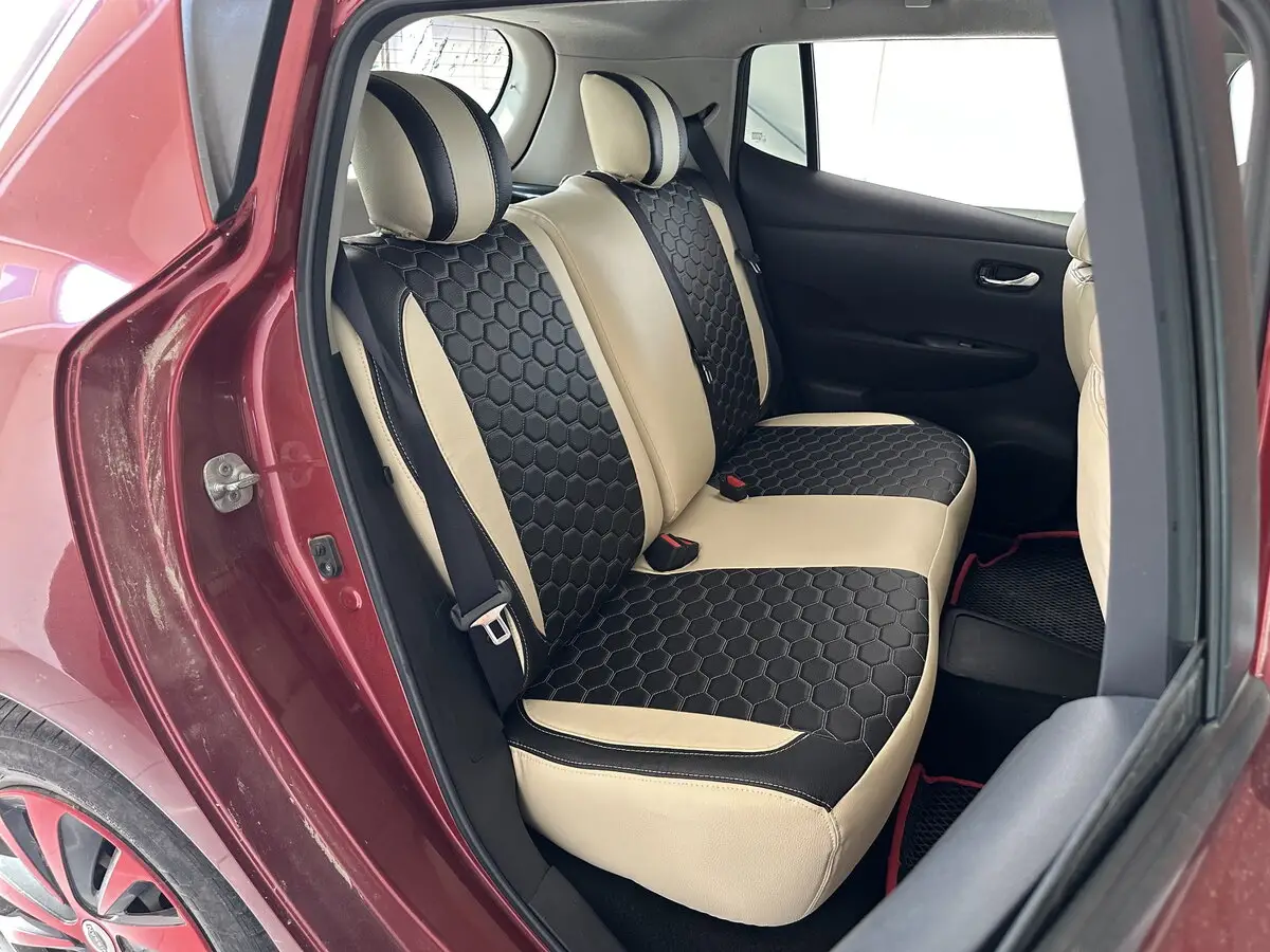 Салон електромобіля Nissan Leaf I (ZE0) з встановленими бежево-чорними чохлами VIP Elite з екошкіри (візерунок сота).