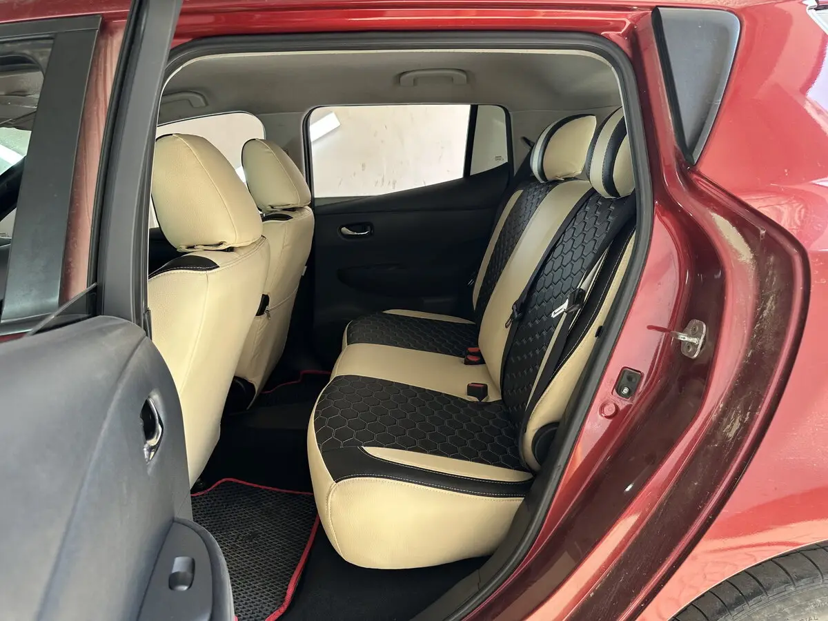 Салон електромобіля Nissan Leaf I (ZE0) з встановленими бежево-чорними чохлами VIP Elite з екошкіри (візерунок сота).