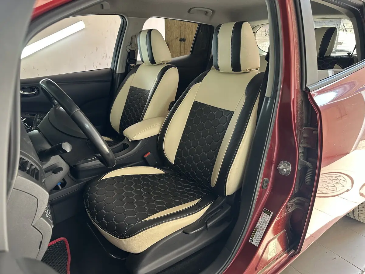 Салон електромобіля Nissan Leaf I (ZE0) з встановленими бежево-чорними чохлами VIP Elite з екошкіри (візерунок сота).