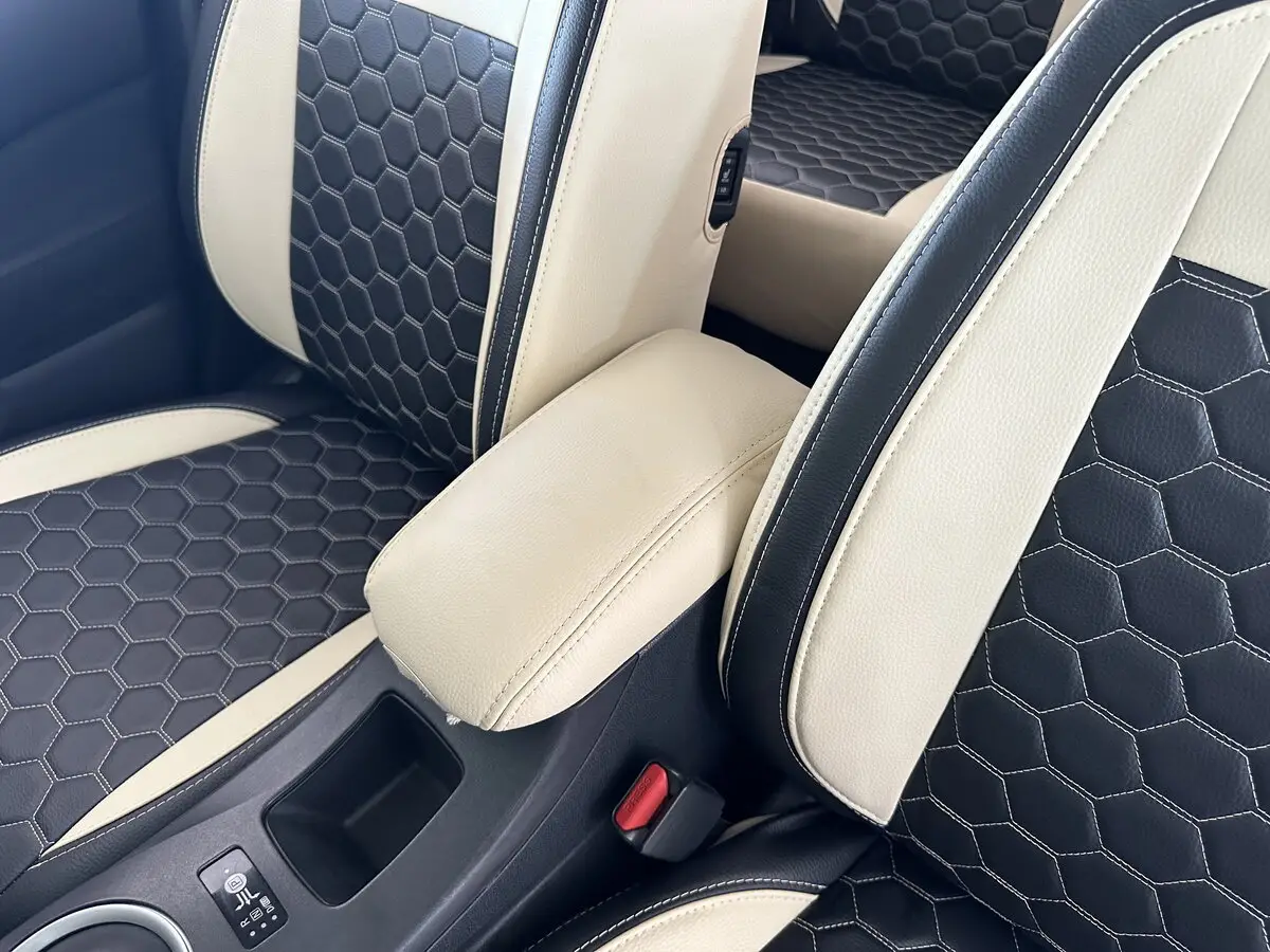 Салон електромобіля Nissan Leaf I (ZE0) з встановленими бежево-чорними чохлами VIP Elite з екошкіри (візерунок сота).