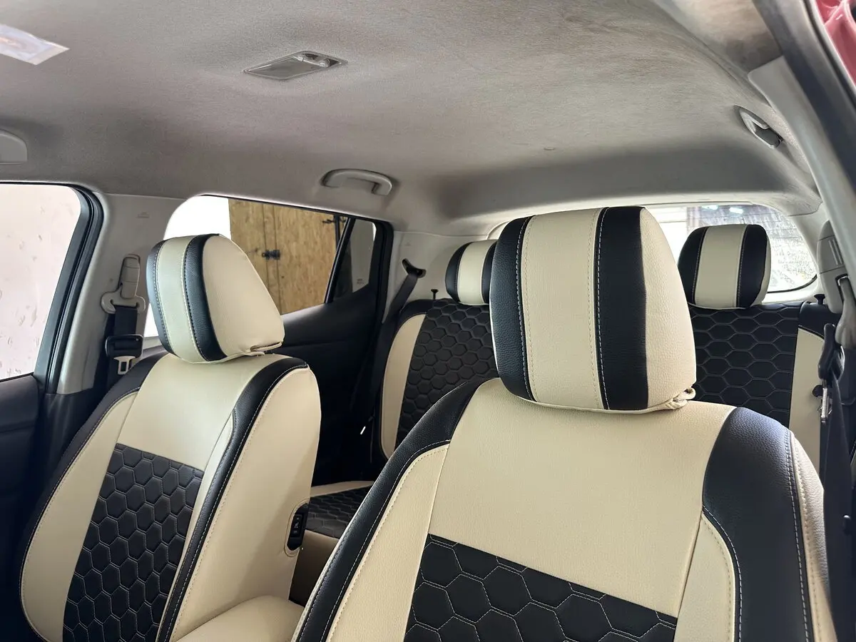 Салон електромобіля Nissan Leaf I (ZE0) з встановленими бежево-чорними чохлами VIP Elite з екошкіри (візерунок сота).