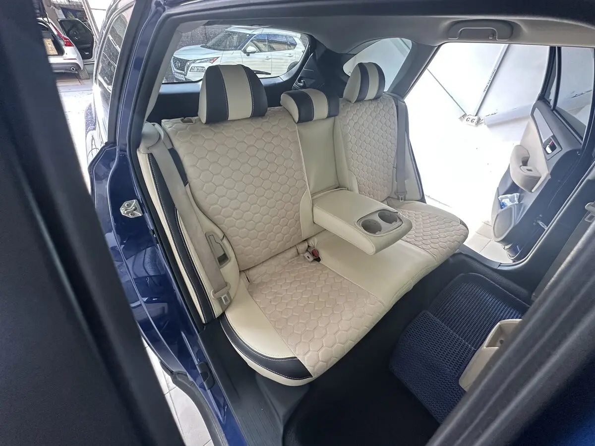Комбіновані бежево-чорні авточохли VIP Elite з антари (візерунок сота) в салоні Subaru Outback V.