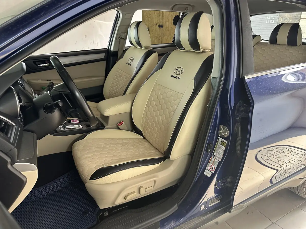 Комбіновані бежево-чорні авточохли VIP Elite з антари (візерунок сота) в салоні Subaru Outback V.