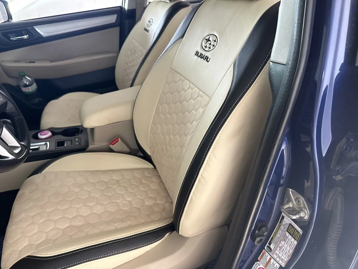 Комбіновані бежево-чорні авточохли VIP Elite з антари (візерунок сота) в салоні Subaru Outback V.