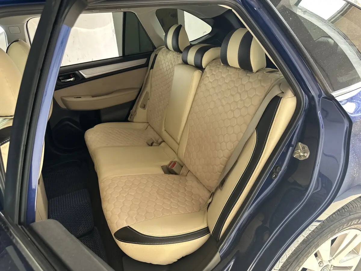Комбіновані бежево-чорні авточохли VIP Elite з антари (візерунок сота) в салоні Subaru Outback V.