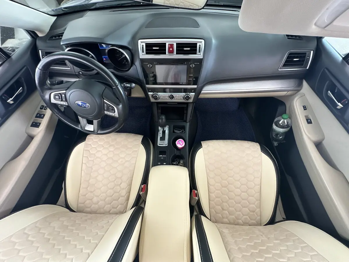 Комбіновані бежево-чорні авточохли VIP Elite з антари (візерунок сота) в салоні Subaru Outback V.