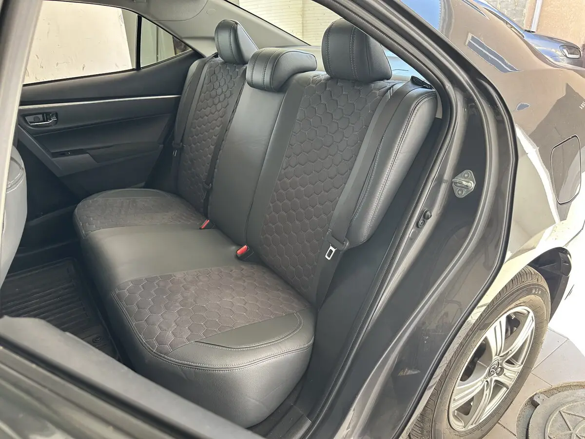 Салон Toyota Corolla XI (E170) в преміальних сірих чохлах VIP Elite з антари з візерунком сота та вишивкою логотипа.