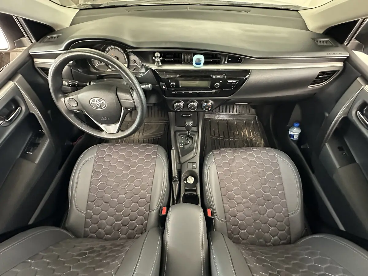 Салон Toyota Corolla XI (E170) в преміальних сірих чохлах VIP Elite з антари з візерунком сота та вишивкою логотипа.