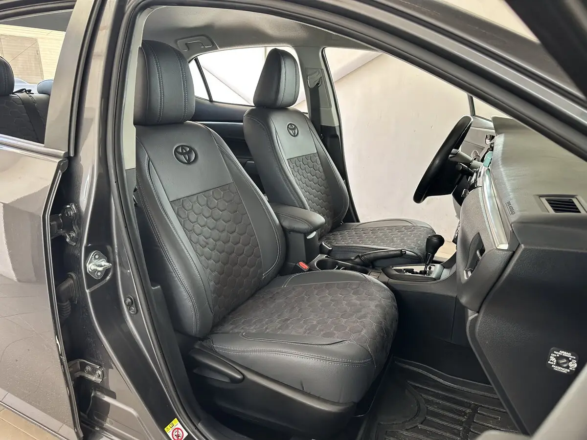 Салон Toyota Corolla XI (E170) в преміальних сірих чохлах VIP Elite з антари з візерунком сота та вишивкою логотипа.
