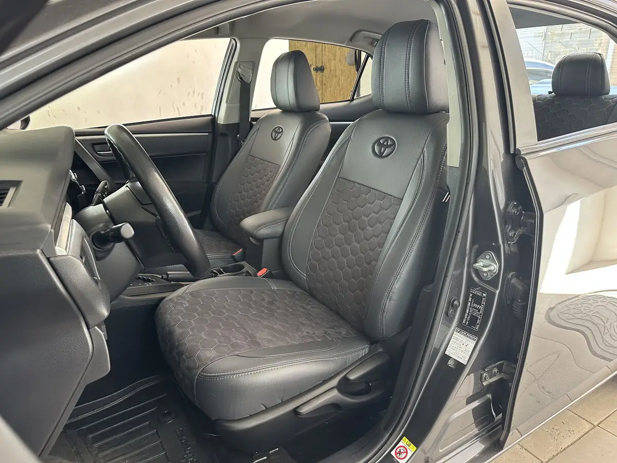 Салон Toyota Corolla XI (E170) в преміальних сірих чохлах VIP Elite з антари з візерунком сота та вишивкою логотипа.