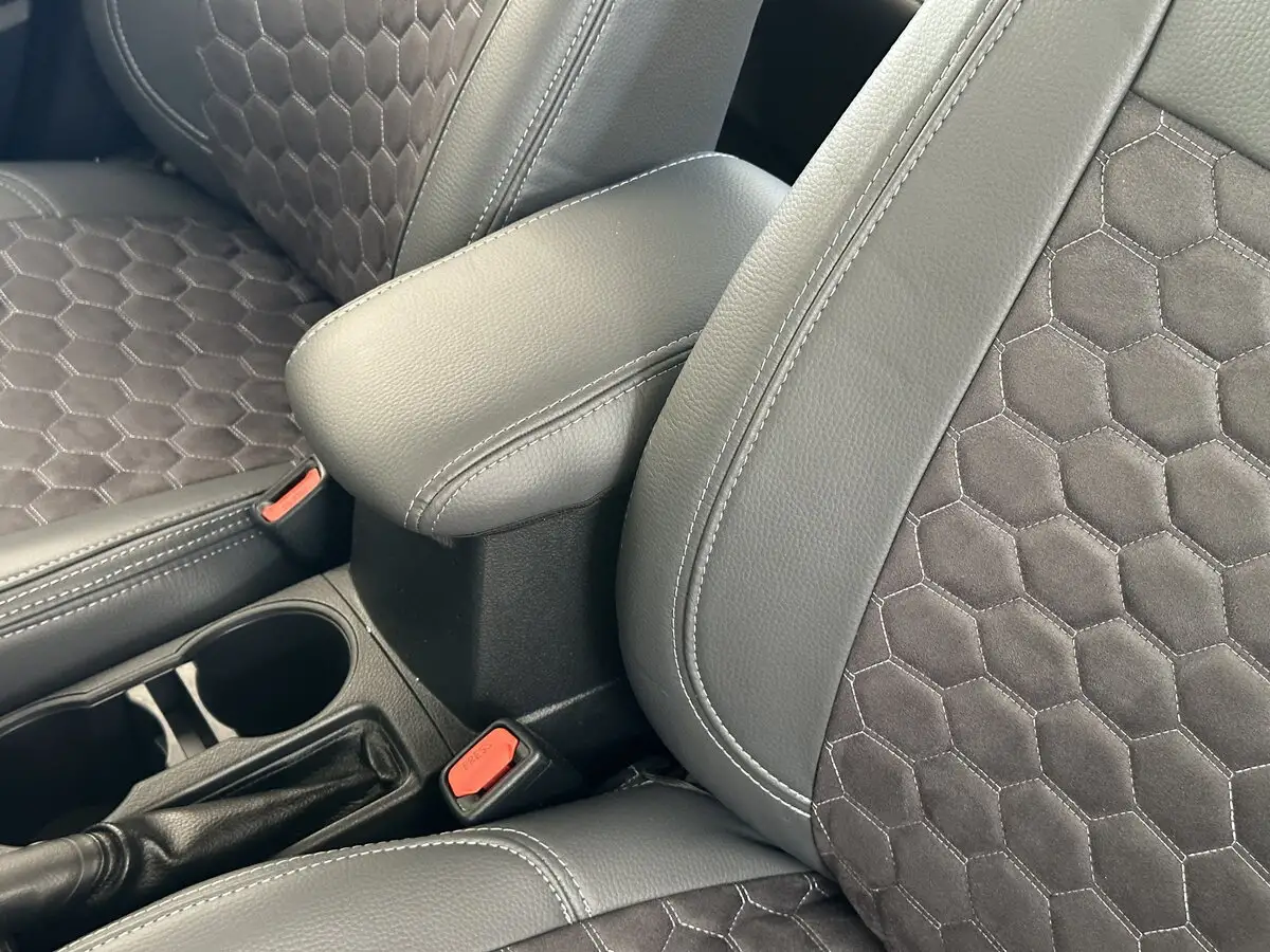 Салон Toyota Corolla XI (E170) в преміальних сірих чохлах VIP Elite з антари з візерунком сота та вишивкою логотипа.