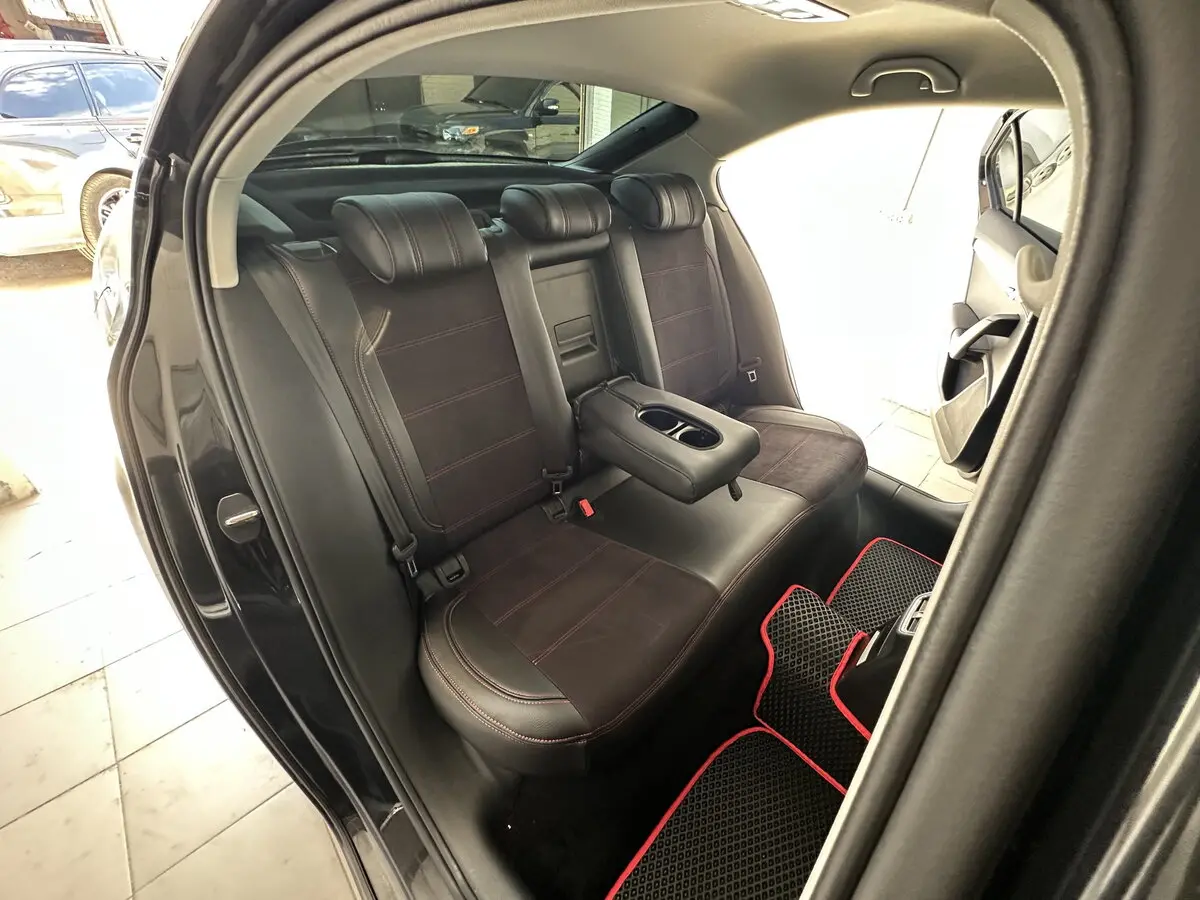 Салон Skoda Octavia III (A7) в преміальних чохлах VIP Elite з чорної екошкіри та антари з червоною строчкою.