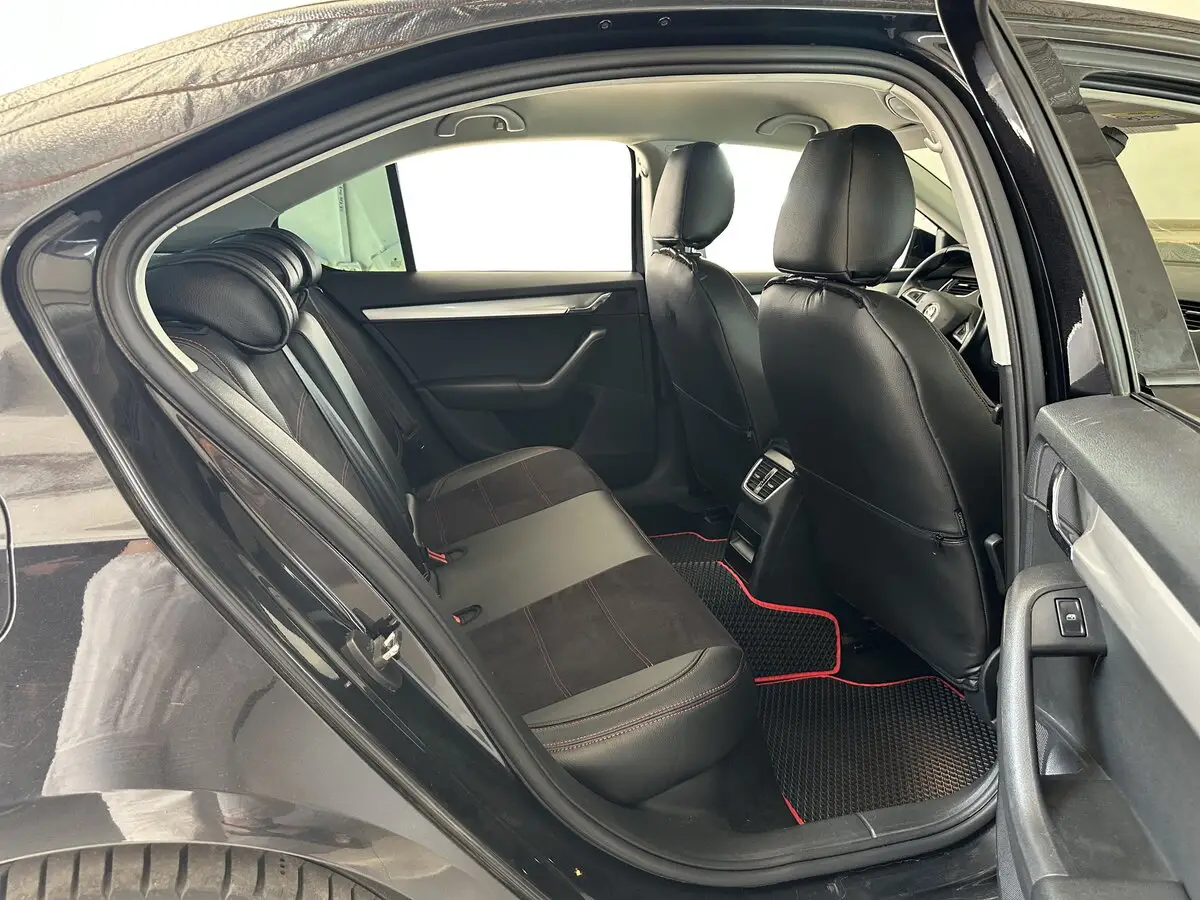 Салон Skoda Octavia III (A7) в преміальних чохлах VIP Elite з чорної екошкіри та антари з червоною строчкою.