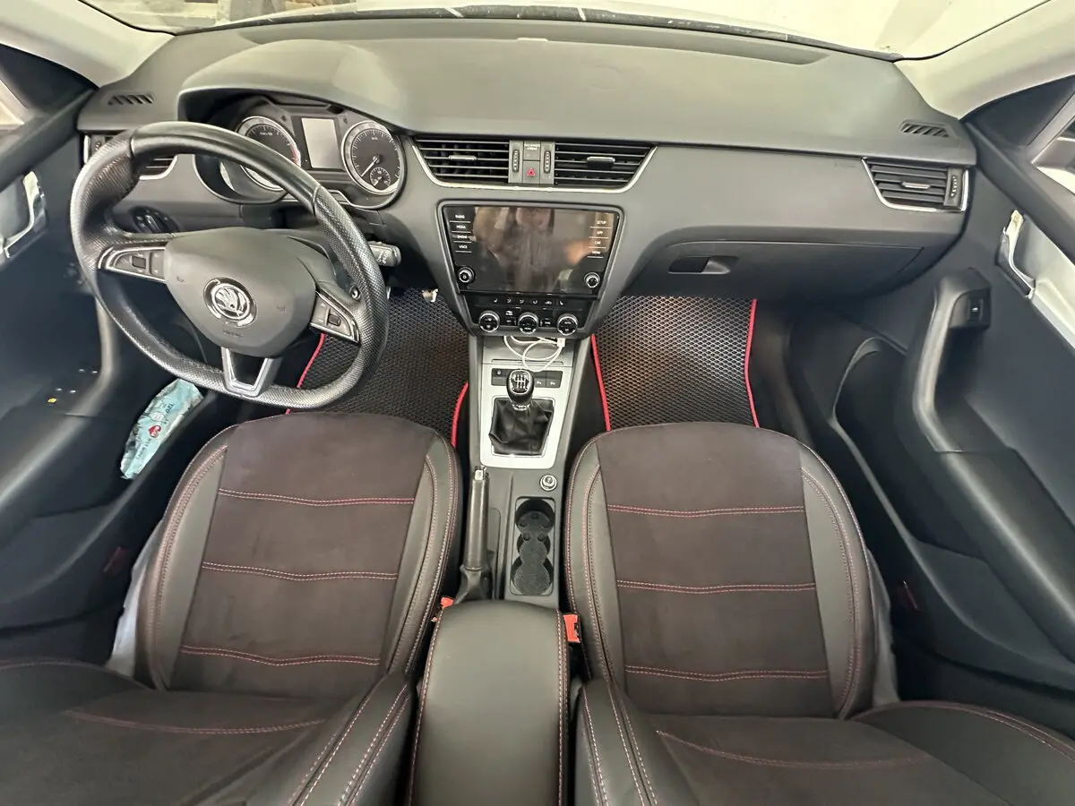 Салон Skoda Octavia III (A7) в преміальних чохлах VIP Elite з чорної екошкіри та антари з червоною строчкою.