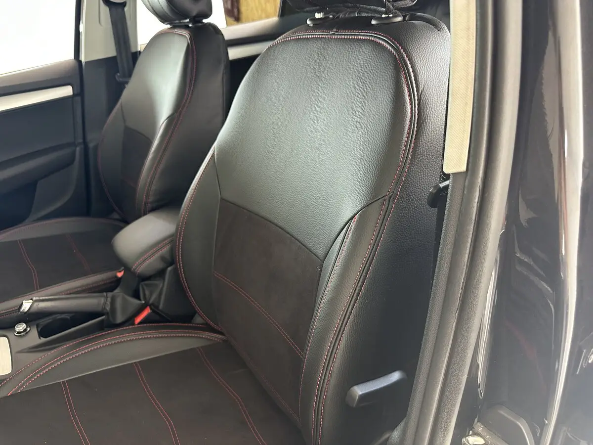 Салон Skoda Octavia III (A7) в преміальних чохлах VIP Elite з чорної екошкіри та антари з червоною строчкою.