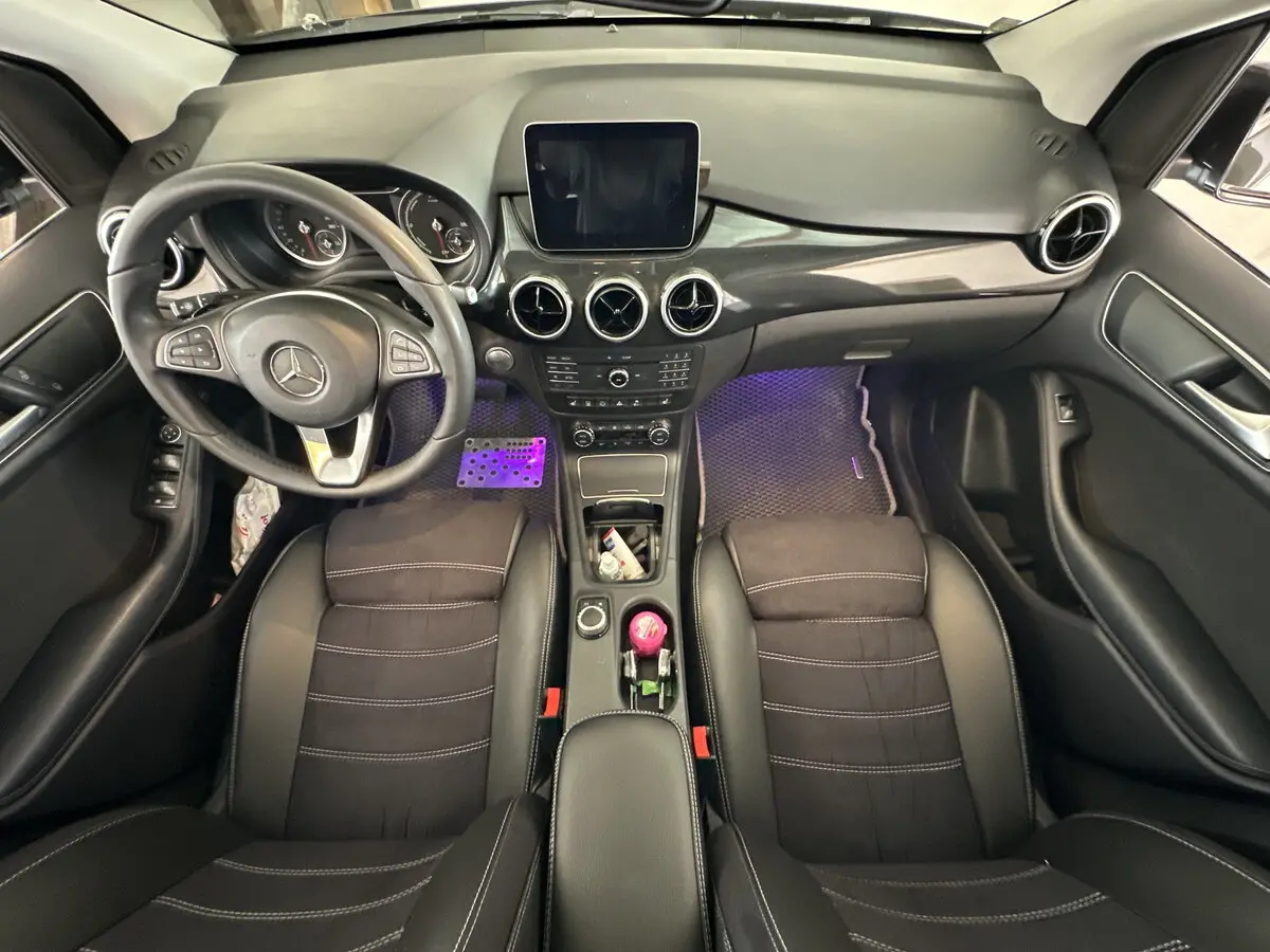 Загальний вигляд оновленого салону Mercedes-Benz B-Class з авточохлами VIP Elite з екошкіри та антари.