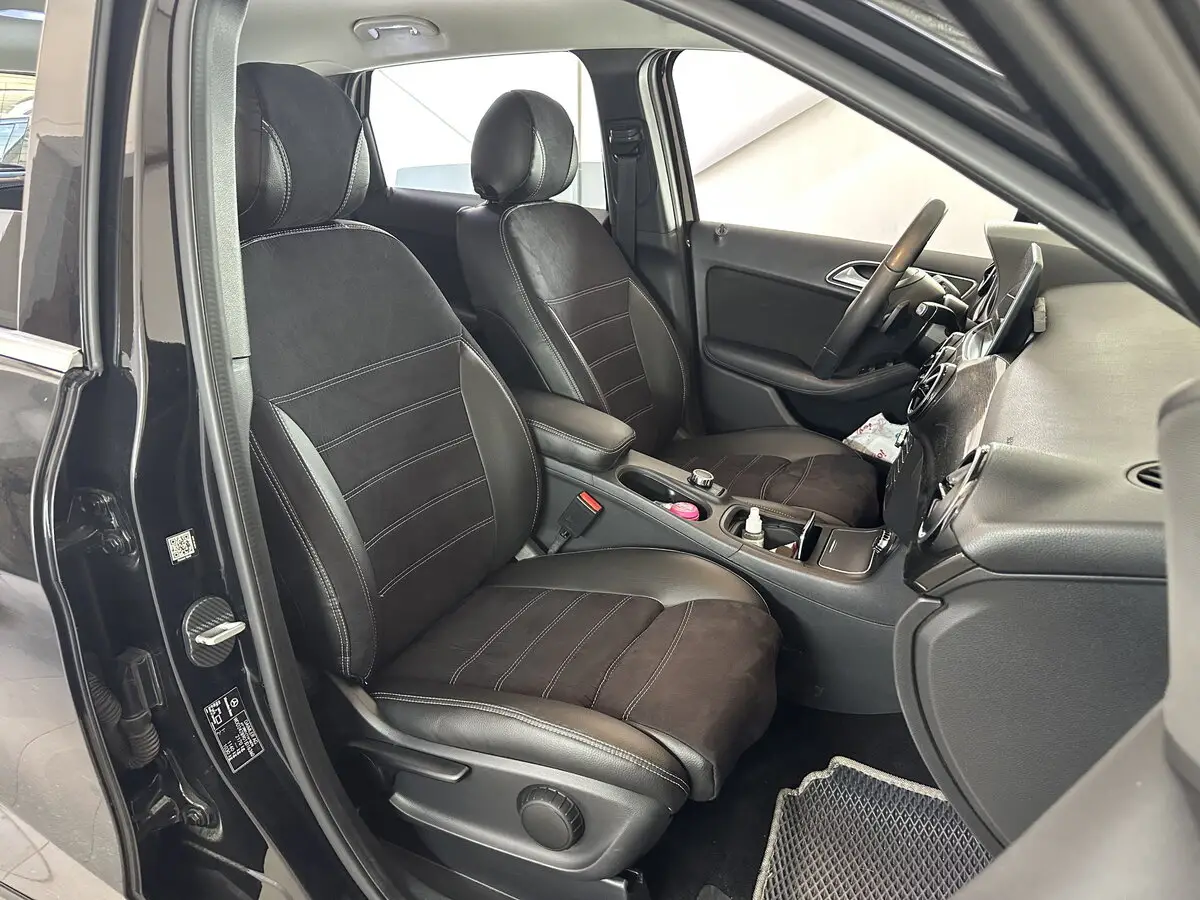 Загальний вигляд оновленого салону Mercedes-Benz B-Class з авточохлами VIP Elite з екошкіри та антари.