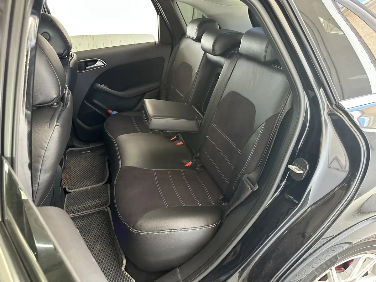 Загальний вигляд оновленого салону Mercedes-Benz B-Class з авточохлами VIP Elite з екошкіри та антари.