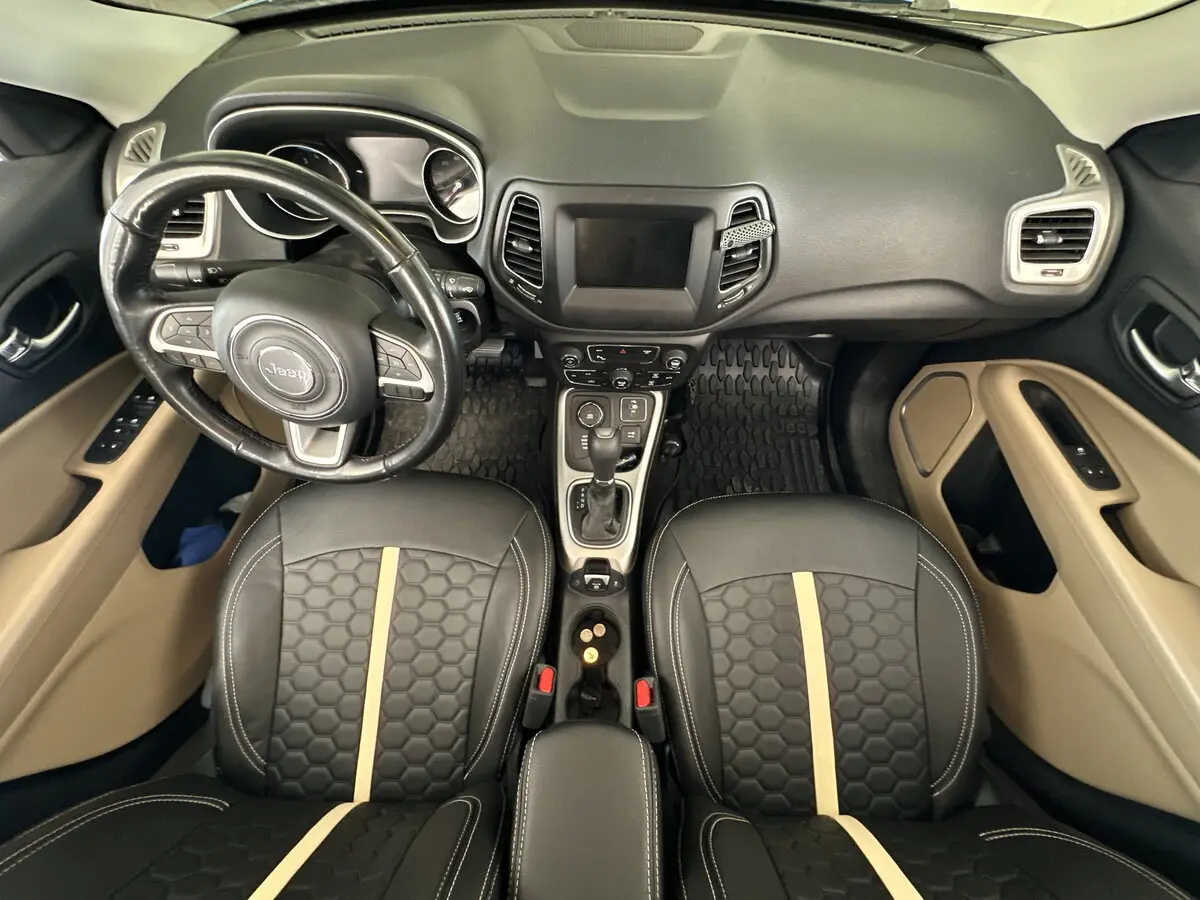 Cалон Jeep Compass II з модельними чохлами Eco Sport з чорної екошкіри та бежевою вертикальною смугою
