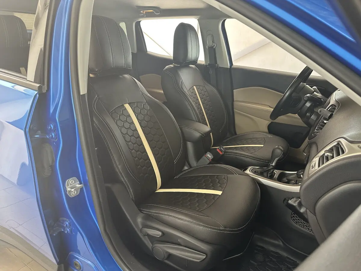 салон Jeep Compass II з модельними чохлами Eco Sport з чорної екошкіри та бежевою вертикальною смугою