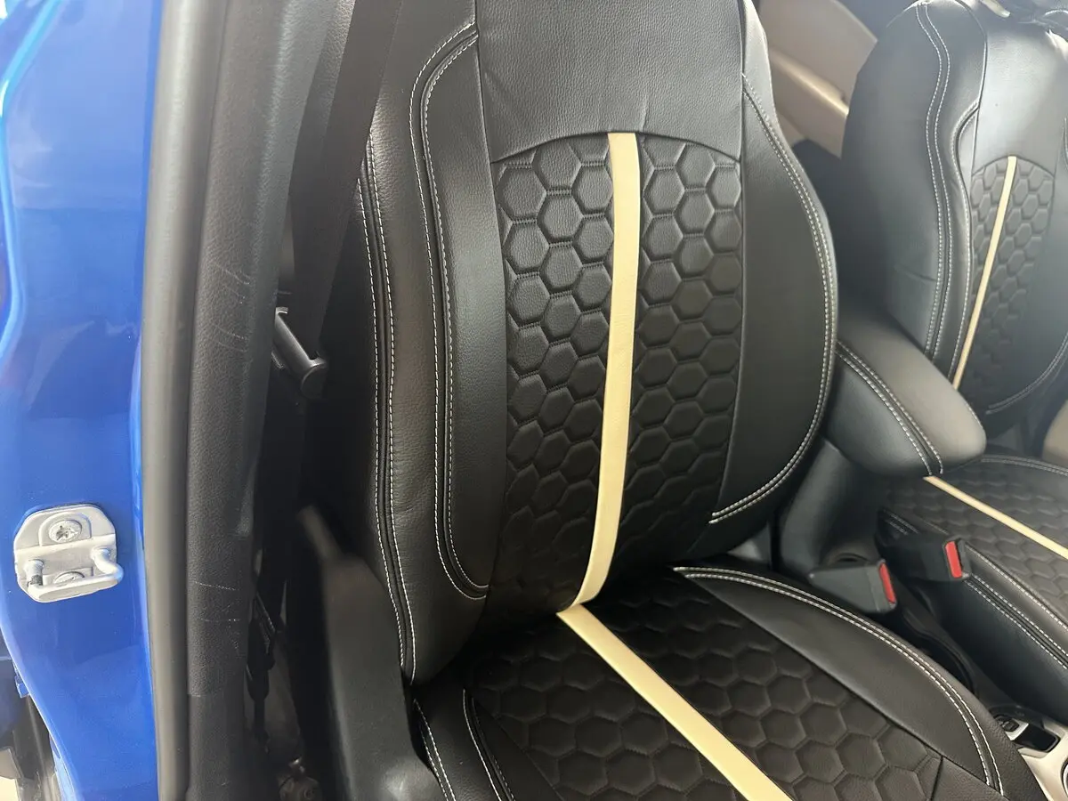 салон Jeep Compass II з модельними чохлами Eco Sport з чорної екошкіри та бежевою вертикальною смугою
