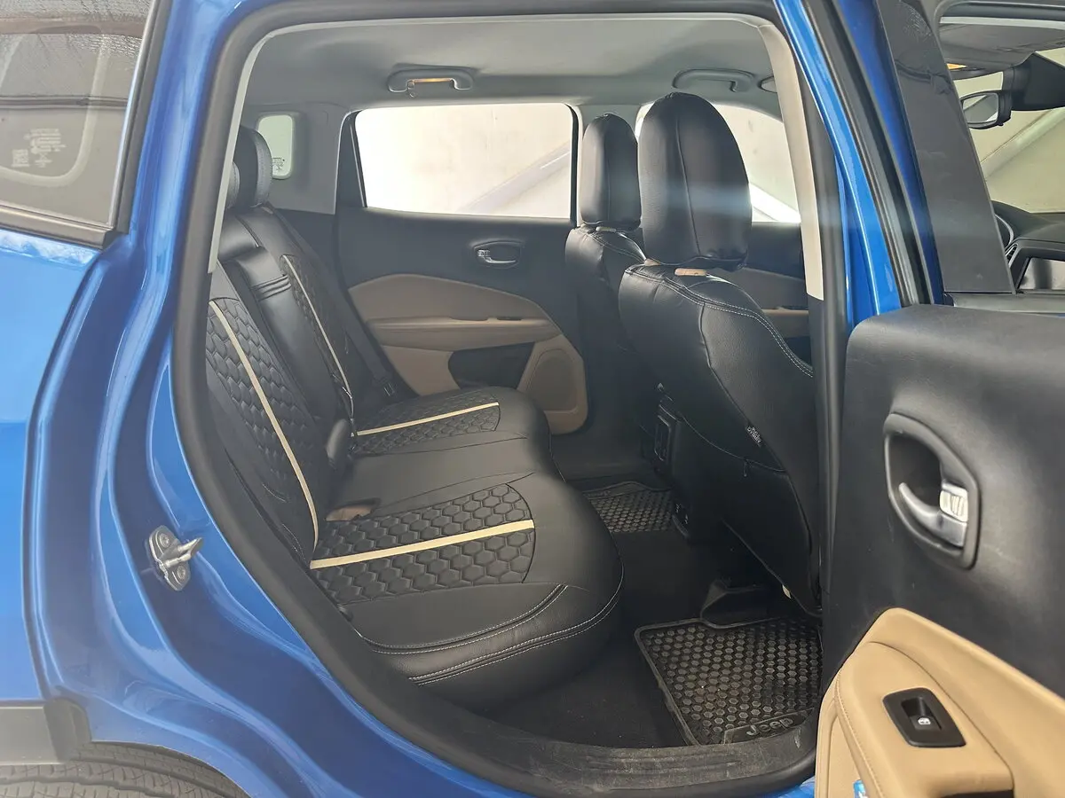 салон Jeep Compass II з модельними чохлами Eco Sport з чорної екошкіри та бежевою вертикальною смугою