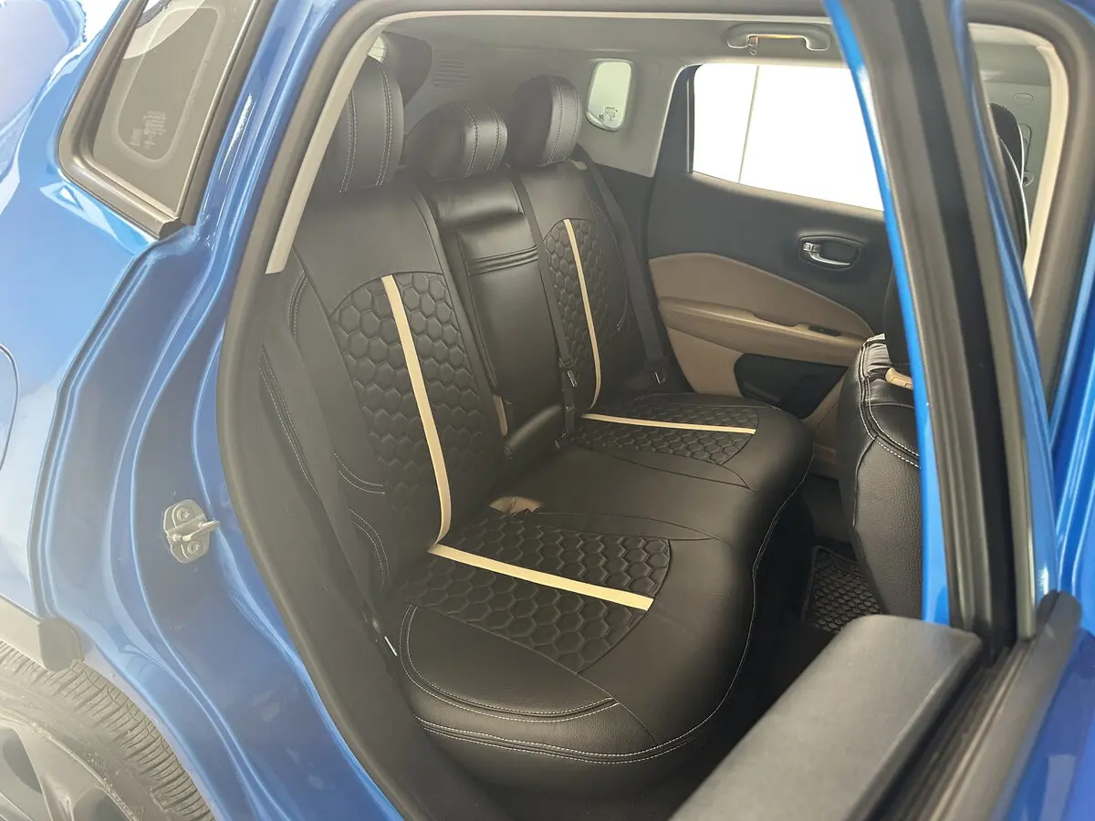 салон Jeep Compass II з модельними чохлами Eco Sport з чорної екошкіри та бежевою вертикальною смугою