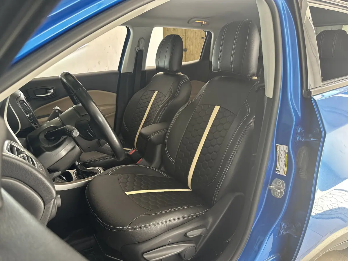салон Jeep Compass II з модельними чохлами Eco Sport з чорної екошкіри та бежевою вертикальною смугою