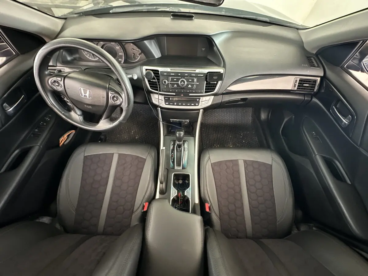 Салон седана Honda Accord IX у повністю чорних чохлах Eco Sport з екошкіри та центральною вставкою з антари (візерунок сота)