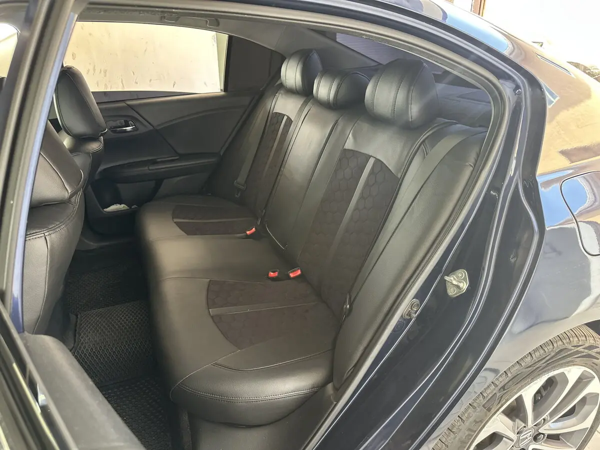 Салон седана Honda Accord IX у повністю чорних чохлах Eco Sport з екошкіри та центральною вставкою з антари (візерунок сота)
