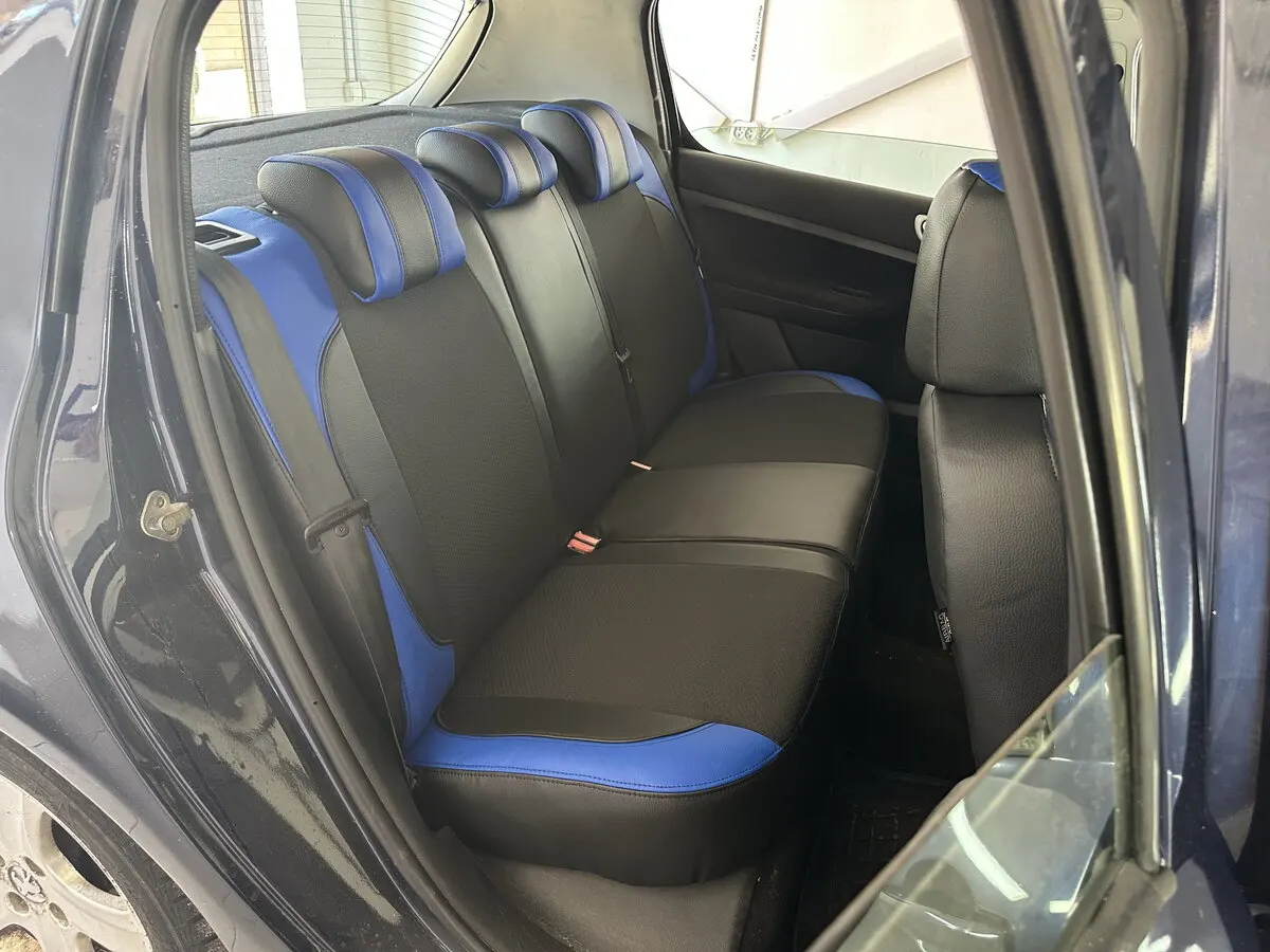 Салон Peugeot 307 SW з чорно-синіми комбінованими чохлами VIP Elite з екошкіри та автотканини.