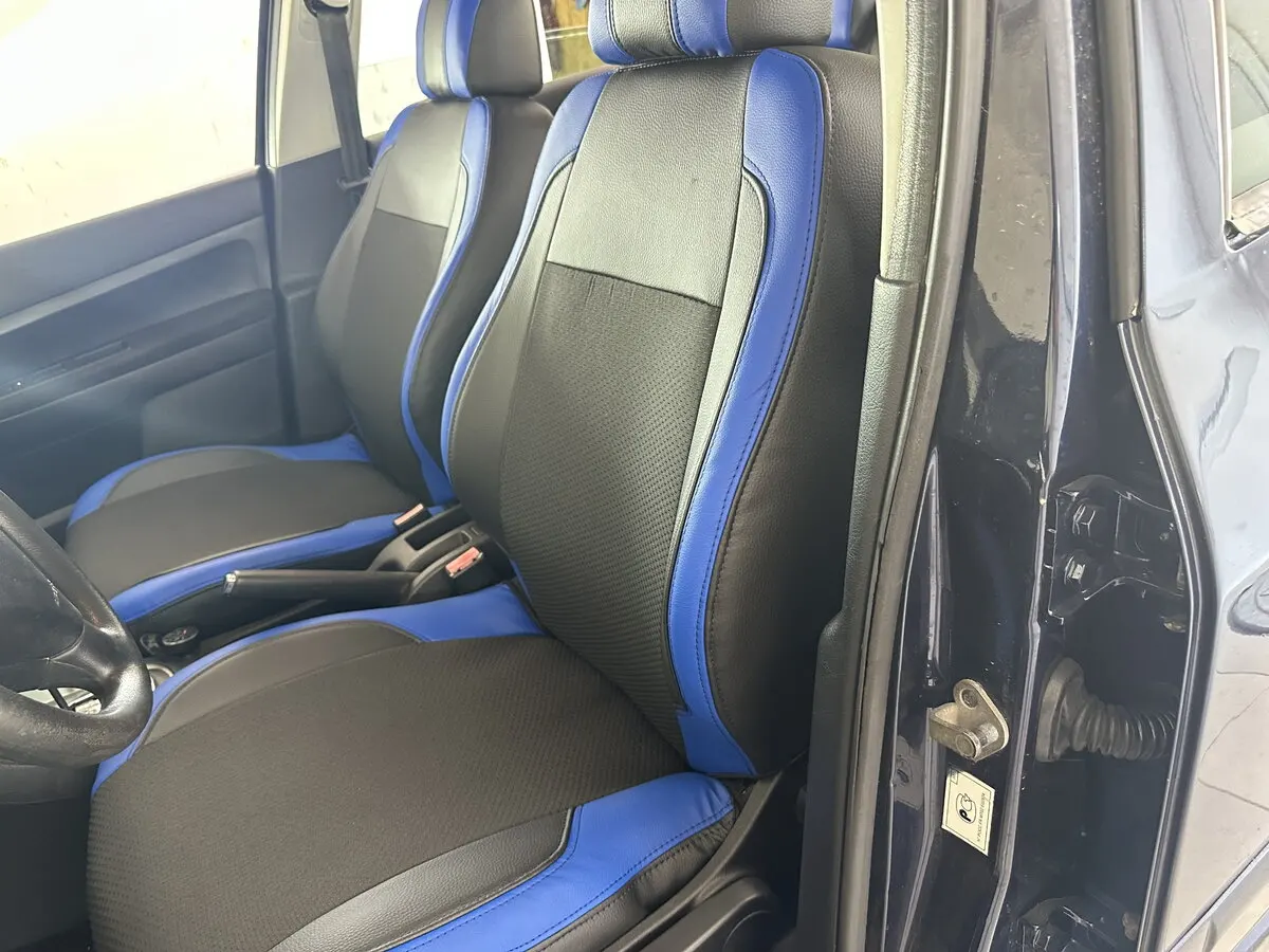 Салон Peugeot 307 SW з чорно-синіми комбінованими чохлами VIP Elite з екошкіри та автотканини.