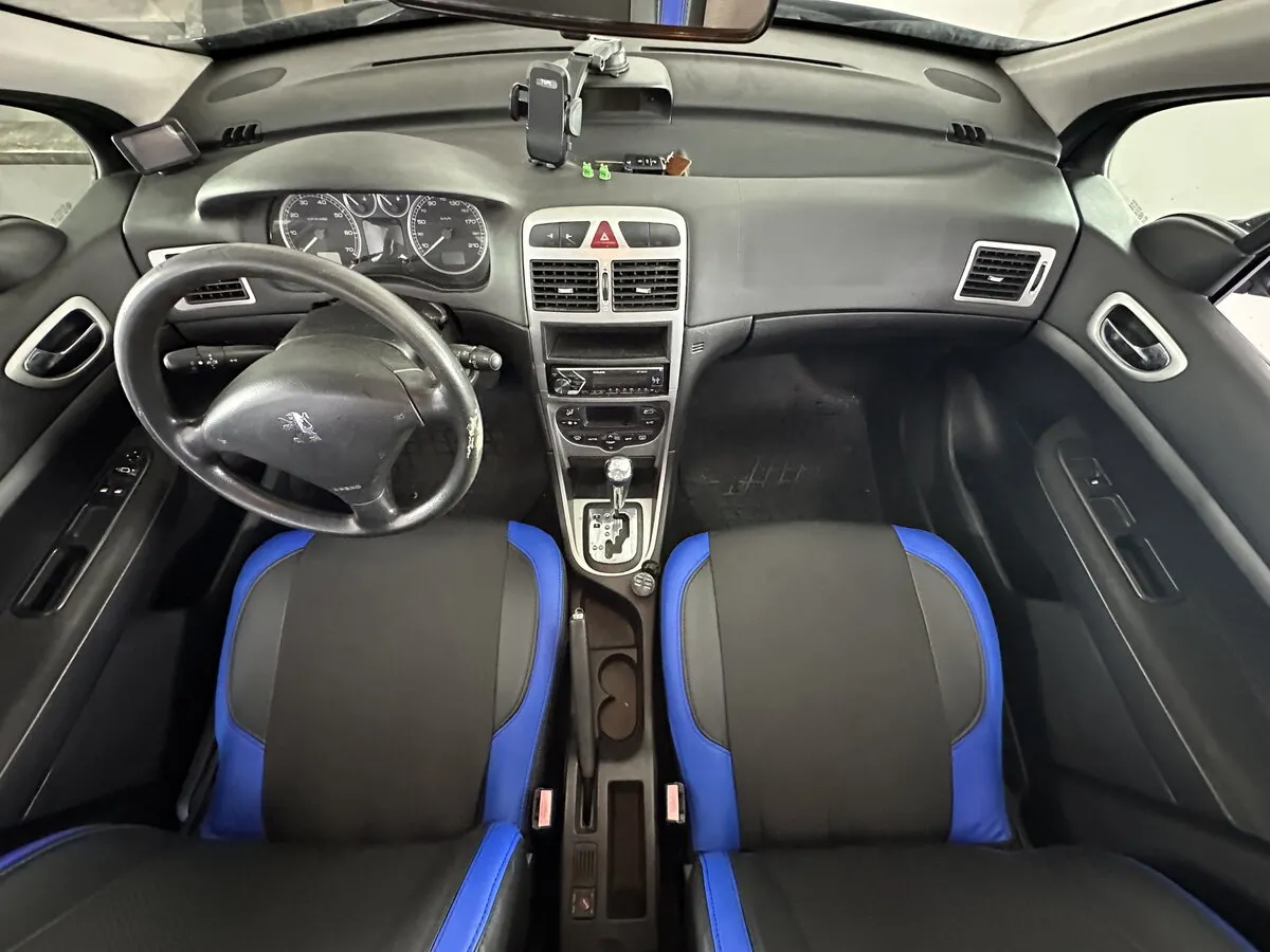 Салон Peugeot 307 SW з чорно-синіми комбінованими чохлами VIP Elite з екошкіри та автотканини.