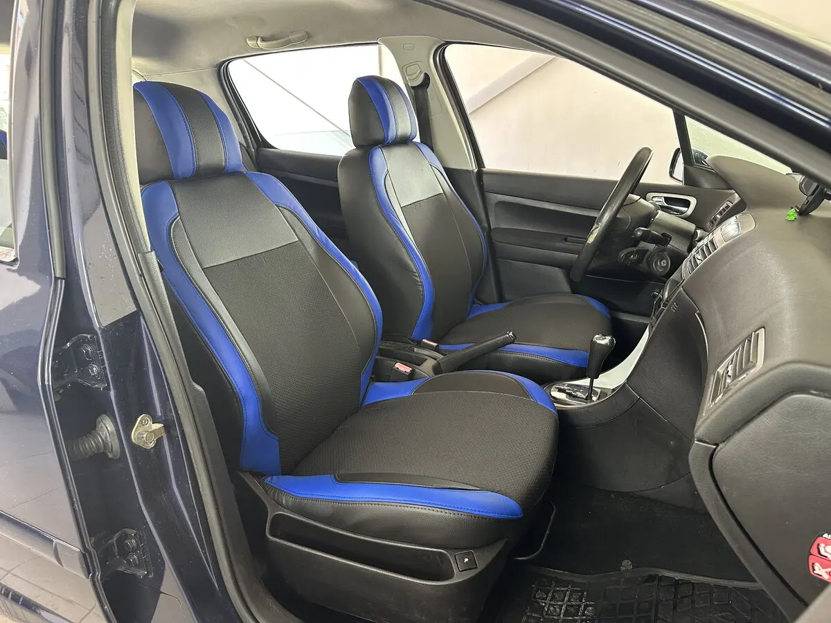 Салон Peugeot 307 SW з чорно-синіми комбінованими чохлами VIP Elite з екошкіри та автотканини.