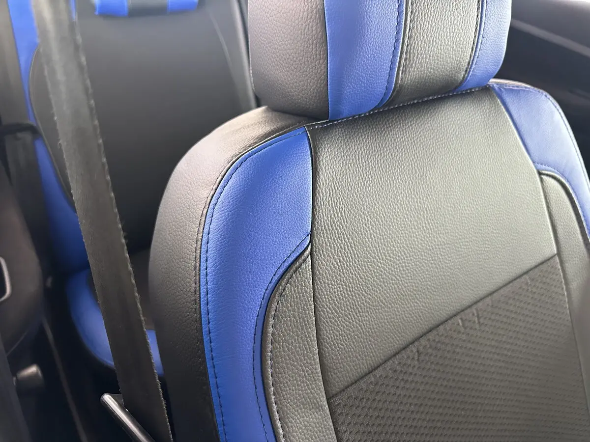 Салон Peugeot 307 SW з чорно-синіми комбінованими чохлами VIP Elite з екошкіри та автотканини.
