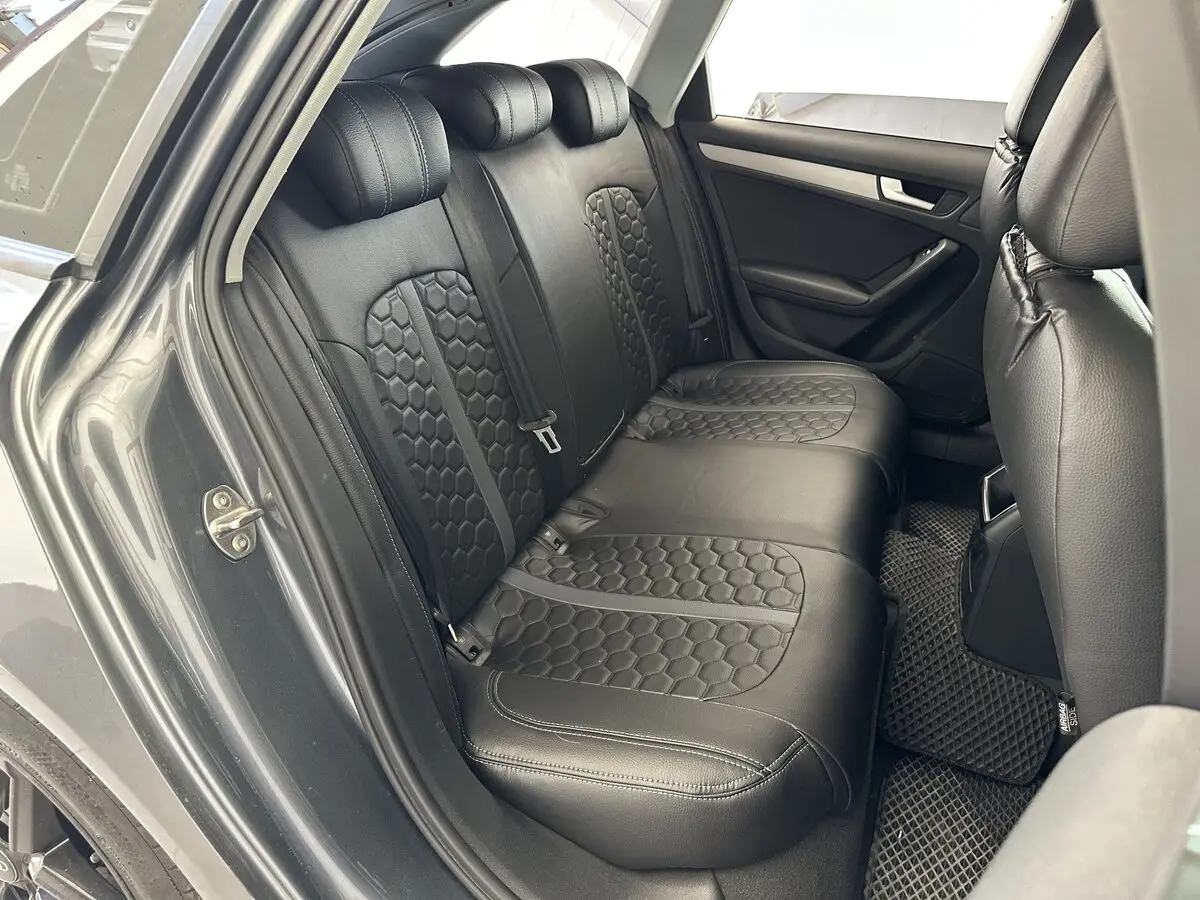 Салон Audi A4 IV (B8) з встановленими чорними чохлами Eco Sport з екошкіри, сірою центральною смугою та логотипом Audi.
