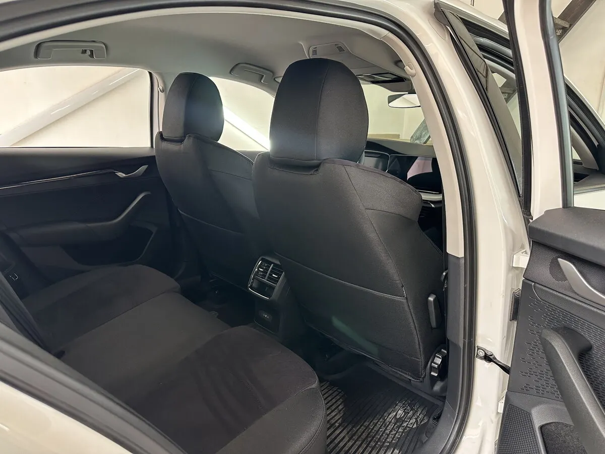 Салон універсалу Skoda Octavia IV (A8) у чорних чохлах Classic+Antara з тисненим візерунком ромб.