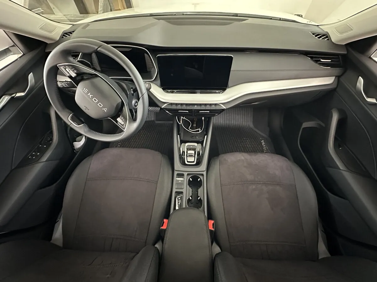 Салон універсалу Skoda Octavia IV (A8) у чорних чохлах Classic+Antara з тисненим візерунком ромб.